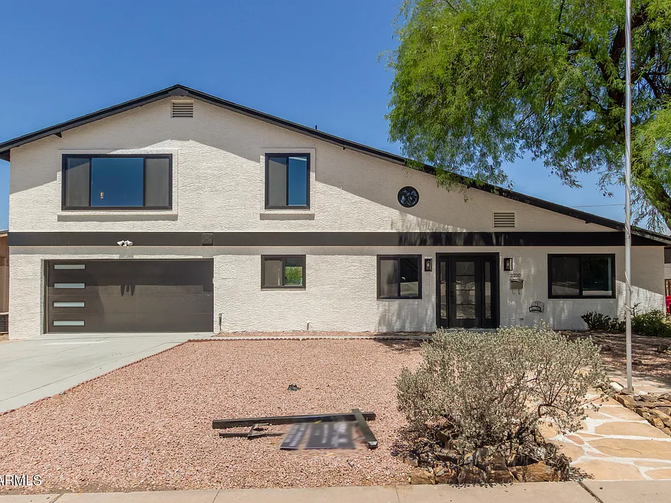 2210 E Everett Dr - Photo 1